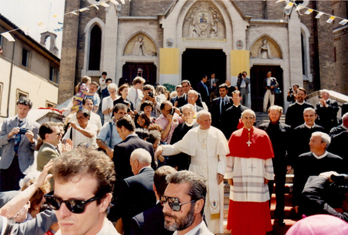 Interracial Cum On Glasses - 1991: El Papa Juan Pablo II visita la iglesia de San Alfonso ...