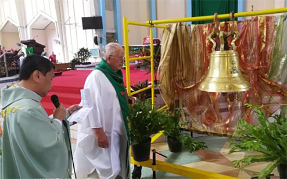 La campana de la iglesia de 65 años regresa a su hogar en Dumaguete. |  español