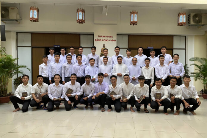 sn2023-viet08-01