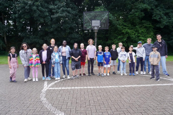sn2025_one-group-of-youth