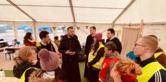 Redemptorist seminarians work with Caritas volunteers at the Ukrainian border.